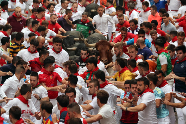 Fotos del séptimo encierro de San Fermín 2026 con toros de Miura en la Estafeta.
