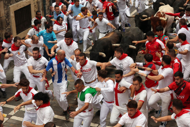 Fotos del séptimo encierro de San Fermín 2026 con toros de Miura en la Estafeta.
