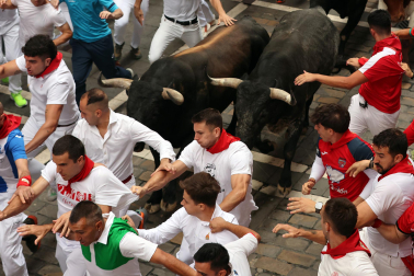 Fotos del séptimo encierro de San Fermín 2026 con toros de Miura en la Estafeta.