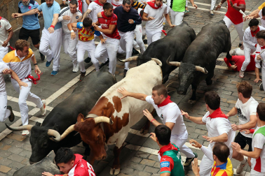 Fotos del séptimo encierro de San Fermín 2026 con toros de Miura en la Estafeta.
