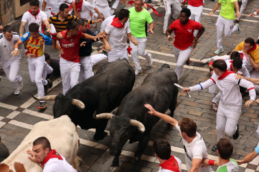 Fotos del séptimo encierro de San Fermín 2026 con toros de Miura en la Estafeta.