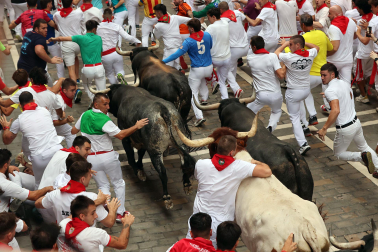 Fotos del séptimo encierro de San Fermín 2026 con toros de Miura en la Estafeta.