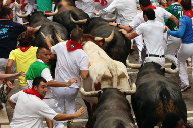 Fotos del séptimo encierro de San Fermín 2026 con toros de Miura en la Estafeta.