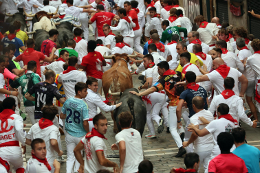 Fotos del séptimo encierro de San Fermín 2026 con toros de Miura en la Estafeta.
