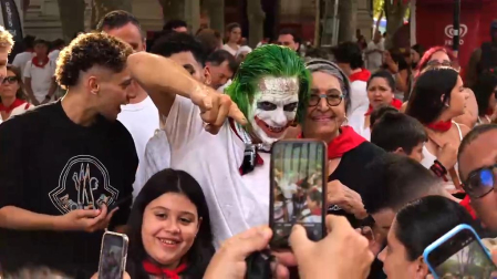 El popular personaje se ha fotografiado con multitud de personas tras el penúltimo encierro de San Fermín