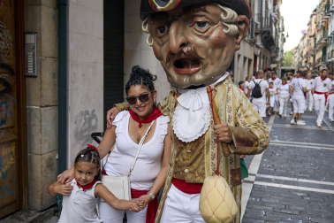Foto de la salida de gigantes y cabezudos el 13 de julio de San Fermín 2026