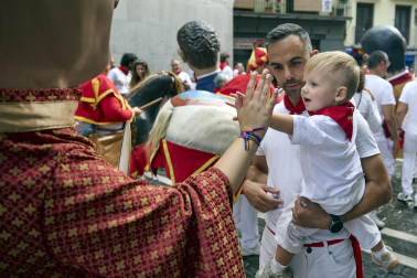 Foto de la salida de gigantes y cabezudos el 13 de julio de San Fermín 2026