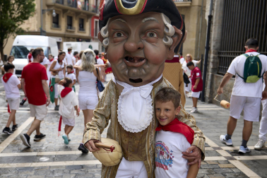 Foto de la salida de gigantes y cabezudos el 13 de julio de San Fermín 2026