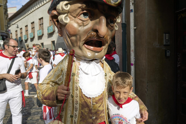 Foto de la salida de gigantes y cabezudos el 13 de julio de San Fermín 2026