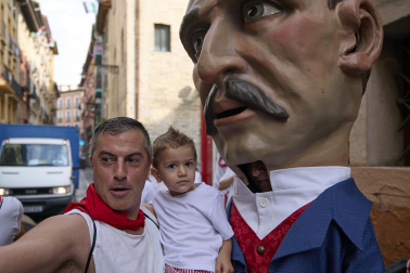 Foto de la salida de gigantes y cabezudos el 13 de julio de San Fermín 2026