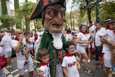 Foto de la salida de gigantes y cabezudos el 13 de julio de San Fermín 2026