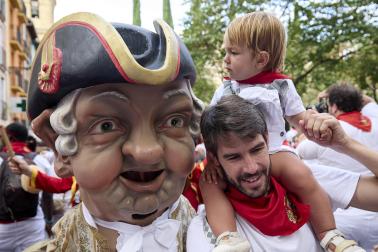 Foto de la salida de gigantes y cabezudos el 13 de julio de San Fermín 2026