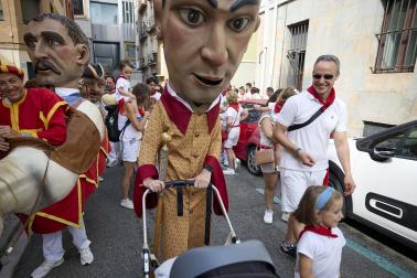 Foto de la salida de gigantes y cabezudos el 13 de julio de San Fermín 2026