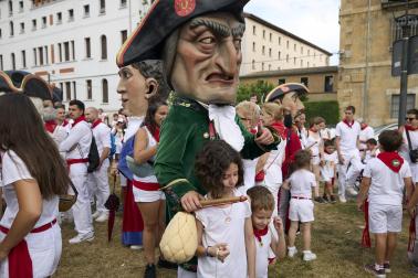 Foto de la salida de gigantes y cabezudos el 13 de julio de San Fermín 2026