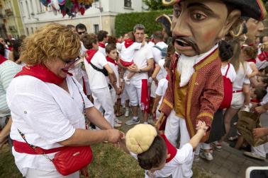 Foto de la salida de gigantes y cabezudos el 13 de julio de San Fermín 2026