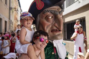 Foto de la salida de gigantes y cabezudos el 13 de julio de San Fermín 2026
