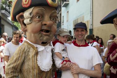 Foto de la salida de gigantes y cabezudos el 13 de julio de San Fermín 2026