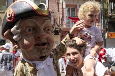 Foto de la salida de gigantes y cabezudos el 13 de julio de San Fermín 2026