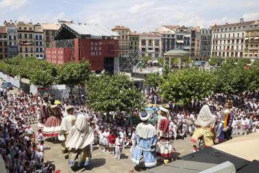 Foto de la salida de gigantes y cabezudos el 13 de julio de San Fermín 2026