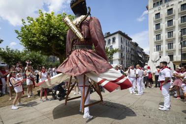 Foto de la salida de gigantes y cabezudos el 13 de julio de San Fermín 2026