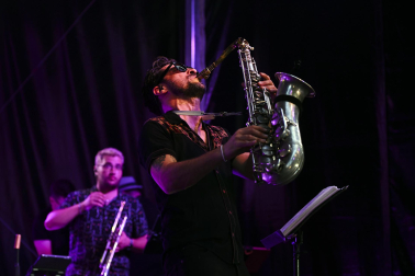 Concierto de la Orquesta Mondragón en la plaza de la Cruz