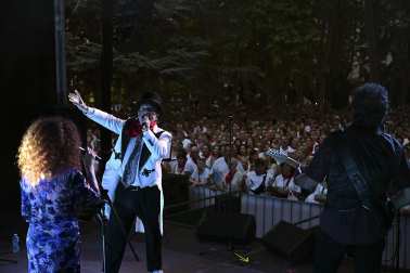 Concierto de la Orquesta Mondragón en la plaza de la Cruz