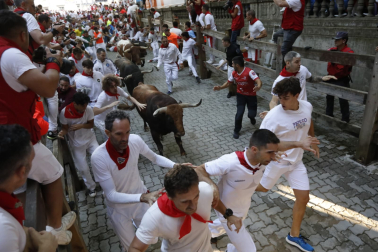 Fotos del octavo encierro de San Fermín 2026 con toros de la ganadería de Jandilla en el callejón.