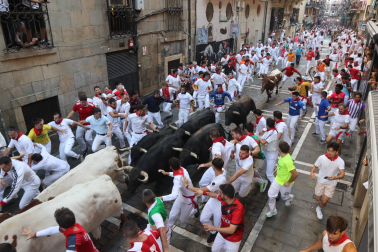 Fotos del octavo encierro de San Fermín 2026 con toros de la ganadería de Jandilla en la calle Estafeta.