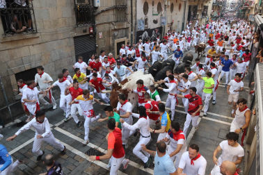 Fotos del octavo encierro de San Fermín 2026 con toros de la ganadería de Jandilla en la calle Estafeta.