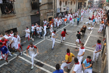 Fotos del octavo encierro de San Fermín 2026 con toros de la ganadería de Jandilla en la calle Estafeta.