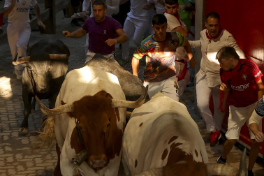 Fotos del octavo encierro de San Fermín 2026 con toros de la ganadería de Jandilla en Pamplona.