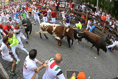 Fotos del octavo encierro de San Fermín 2026 con toros de la ganadería de Jandilla en Pamplona.