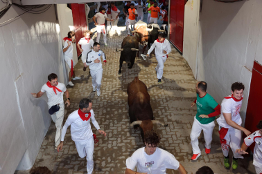 Fotos del octavo encierro de San Fermín 2026 con toros de la ganadería de Jandilla en el callejón.