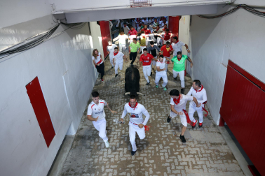 Fotos del octavo encierro de San Fermín 2026 con toros de la ganadería de Jandilla en el callejón.