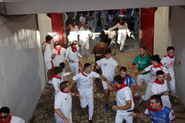 Fotos del octavo encierro de San Fermín 2026 con toros de la ganadería de Jandilla en el callejón.