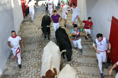 Fotos del octavo encierro de San Fermín 2026 con toros de la ganadería de Jandilla en el callejón.