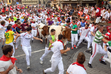 Fotos del octavo encierro de San Fermín 2026 con toros de la ganadería de Jandilla en la curva de Telefónica.