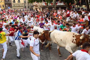 Fotos del octavo encierro de San Fermín 2026 con toros de la ganadería de Jandilla en la curva de Telefónica.