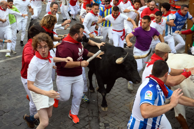 Fotos del octavo encierro de San Fermín 2026 con toros de la ganadería de Jandilla en la curva de Telefónica.