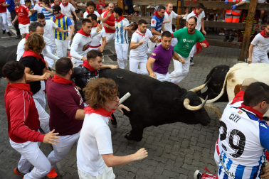 Fotos del octavo encierro de San Fermín 2026 con toros de la ganadería de Jandilla en la curva de Telefónica.