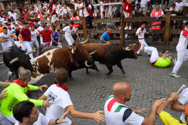 Fotos del octavo encierro de San Fermín 2026 con toros de la ganadería de Jandilla en la curva de Telefónica.