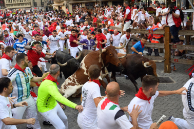Fotos del octavo encierro de San Fermín 2026 con toros de la ganadería de Jandilla en la curva de Telefónica.