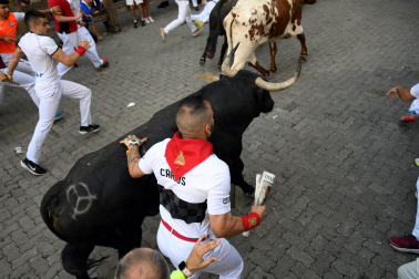 Fotos del octavo encierro de San Fermín 2026 con toros de la ganadería de Jandilla en la curva de Telefónica.