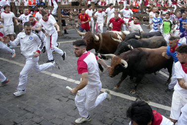 Fotos del octavo encierro de San Fermín 2026 con toros de la ganadería de Jandilla en la curva de Telefónica.
