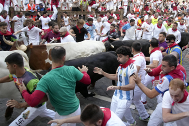 Fotos del octavo encierro de San Fermín 2026 con toros de la ganadería de Jandilla en la curva de Telefónica.