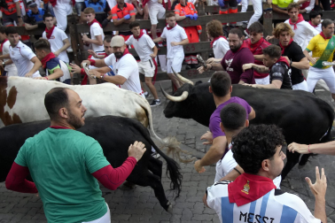 Fotos del octavo encierro de San Fermín 2026 con toros de la ganadería de Jandilla en la curva de Telefónica.