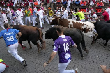 Fotos del octavo encierro de San Fermín 2026 con toros de la ganadería de Jandilla en la curva de Telefónica.