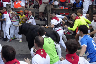 Fotos del octavo encierro de San Fermín 2026 con toros de la ganadería de Jandilla en la curva de Telefónica.