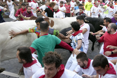 Fotos del octavo encierro de San Fermín 2026 con toros de la ganadería de Jandilla en la curva de Telefónica.