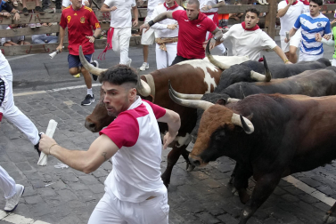 Fotos del octavo encierro de San Fermín 2026 con toros de la ganadería de Jandilla en la curva de Telefónica.